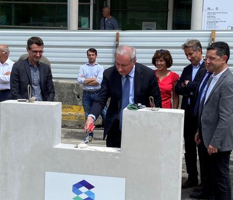 Jean-Luc Moudenc, maire de Toulouse, posant la première pierre symbolique du futur bâtiment