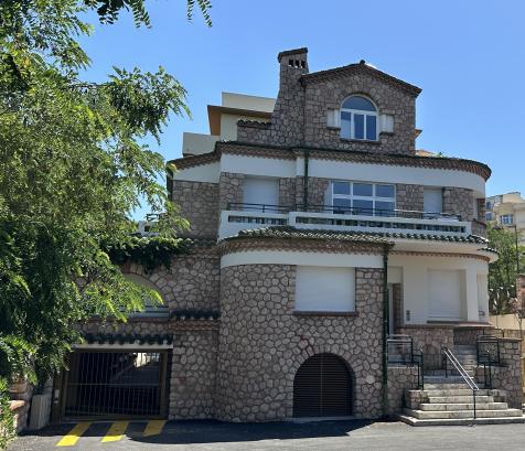 Le programme associe 26 logements neufs et 4 logements réhabilités au sein d’une villa classée d’influence Art déco, reconnaissable à ses céramiques vernissées et ses pierres en granit roses. (Photo Bouygues Immobilier)