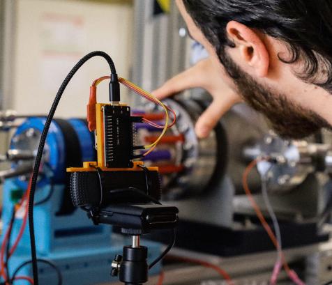Derrière ce test de propulsion, une ambition : développer un véhicule capable de prolonger la vie des satellites et de retirer des débris spatiaux. (Photo OSMOS X) 