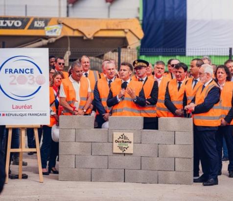   Steven Perron (président Groupe Magellim), Alexandre Toussaint (directeur innovation et développement Groupe Magellim), Victor Lamego (fondateur Occitanie Géotex), Emmanuel Macron (Président de la République), présents au lancement de la construction de l’outil industriel d’Occitanie Géotex le 27 avril 2026 - Laroque d’Olmes (Ariège). (Photo Région Occitanie)