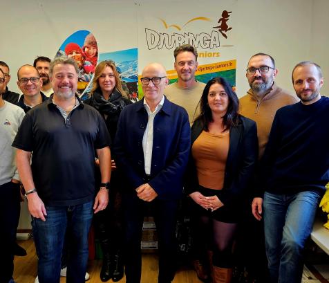 Au premier plan, à gauche, Damien Dechaud, directeur de Djuringa Juniors, et, à droite, Yves Verdié, président de Groupe Verdié Voyages, entourés des équipes des deux structures. (Photo Groupe Verdié Voyages) 