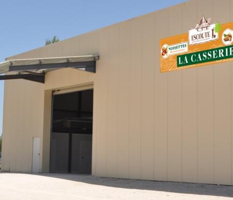 Penne-d’Agenais (Lot-et-Garonne), Escoute a inauguré sa casserie d’amandes, la seule en France intégrant à la fois le cassage et la transformation. Un outil industriel qui permet de structurer une filière locale de l’amande, portée par 30 producteurs et un investissement de 1,1 million d’euros, avec l’ambition de produire jusqu’à 300 tonnes d’amandons par an à l’horizon 2030. (Photo Escoute)