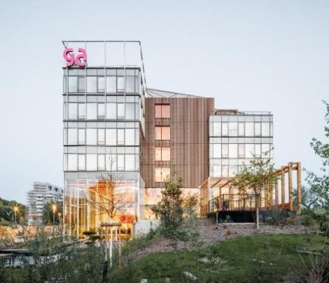 GA Smart Building s’appuie sur un modèle industriel unique en France, avec neuf usines réparties sur le territoire – dont trois dédiées au bois via Ossabois – pour concevoir et assembler des bâtiments durables, performants et bas carbone. (Photo GA Smart Building)