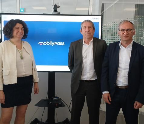 De gauche à droite : Eric et Nathalie Colmar, fondateurs de MobilyGreen, Jacques Cettolo, président du groupe Parera, François Mouchonnier, directeur administratif et financier et directeur général délégué du groupe Parera et Magali Diana, directrice des ressources humaine du groupe Parera. (Photo groupe Parera)