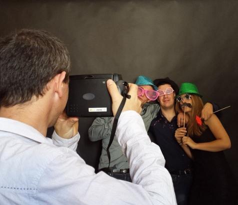 En séminaire comme en mariage, la photo instantanée crée un souvenir tangible et partagé. (Photo Des Clics Photos)