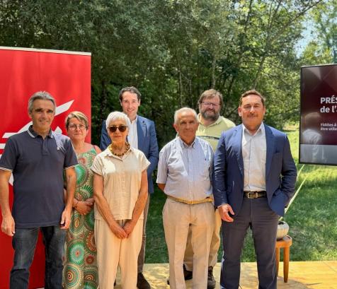De gauche à droite : Jean-Yves Duclos, maire de Saint-Gaudens ; Chantal Denax et Élisabeth Rouède, vice-présidentes de la Communauté de communes Cœur et Coteaux du Comminges ; Bertrand Chauvel, directeur RSE et Engagements sociétaux de la Caisse d’Épargne Midi-Pyrénées ; Philippe Pucheu, directeur adjoint de l’ONF Pyrénées-Gascogne ; Raymond Boyer, maire de Cardeilhac ; et Christophe Le Pape, président du directoire de la Caisse d’Épargne Midi-Pyrénées.