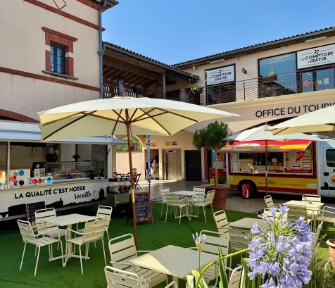 Le format pop-up s’impose comme une vraie porte d’entrée pour les marques, créateurs, artisans et même les food trucks. (Photo Nailloux Outlet Village)