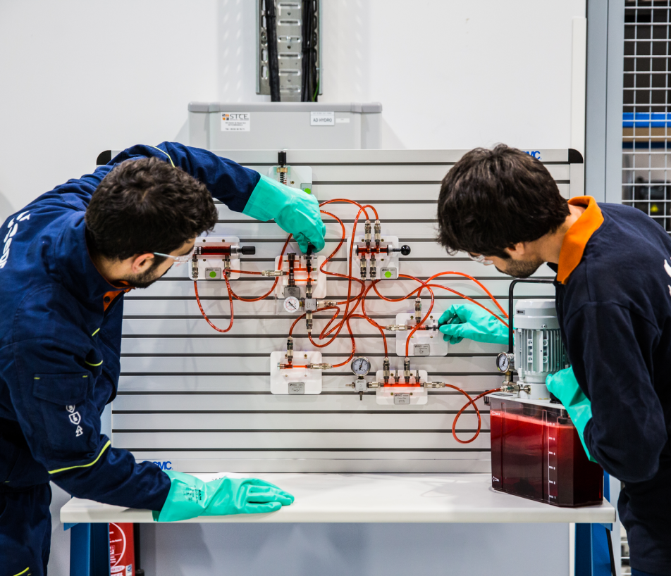 Depuis dix ans, le campus de formation hydraulique d’EDF prépare les professionnels à exploiter et entretenir ces installations. Parti de huit stagiaires en décembre 2016, il en a accueilli 1 674 en 2025. (Photo TOMA, David Richard)