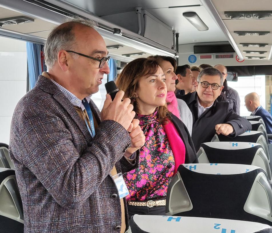 Au premier plan, Vincent Lemaire (PDG de Safra) et Carole Delga (présidente de la Région Occitanie) ont présenté les premiers cars à hydrogène rétrofités d'Europe, mercredi 17 avril 2024 à Albi, dans le Tarn. (Photo : Anthony Assémat - Entreprises Occitanie)