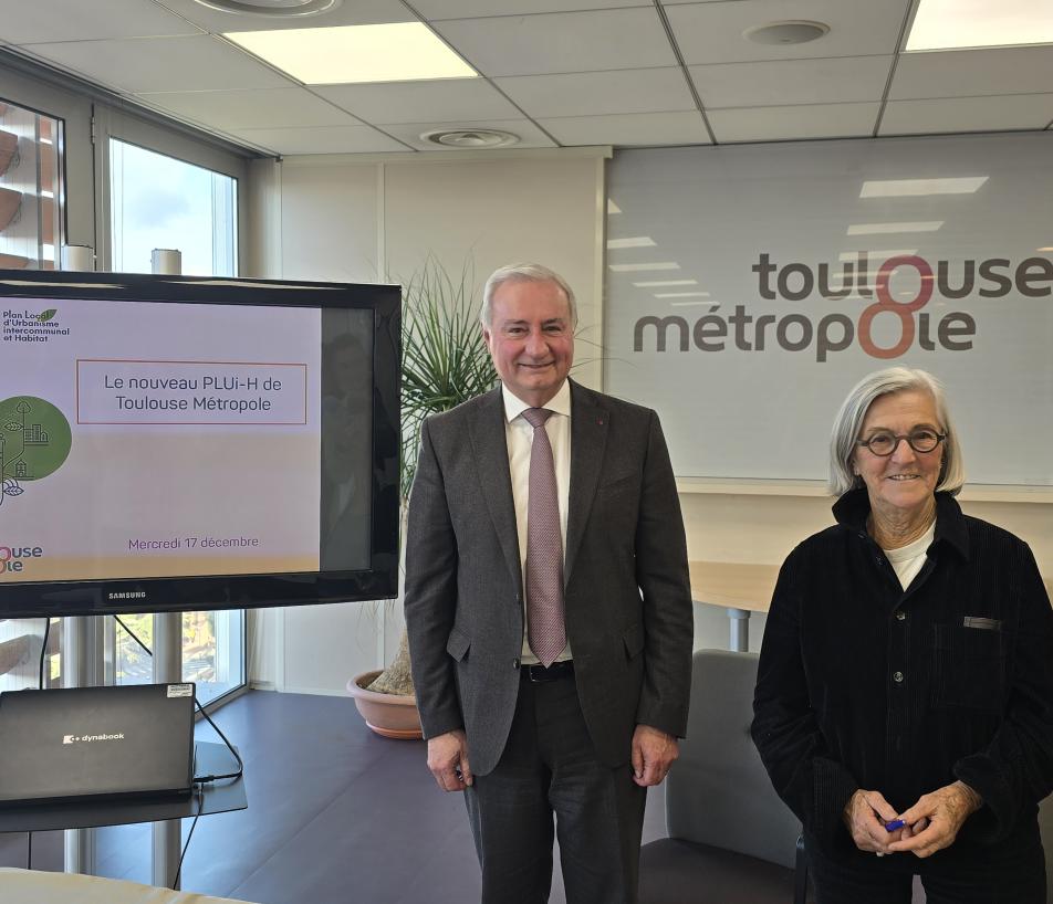 Jean-Luc Moudenc, maire de Toulouse et président de Toulouse Métropole, lors de la conférence de presse dédiée au PLUi-H, en présence d’Annette Laigneau, vice-présidente en charge de l’urbanisme. L’élu a salué quatre années de travail collectif et a remercié l’ensemble des maires des 37 communes, mobilisés pour bâtir un document intégrant les exigences de la loi Climat et Résilience. (Photo Dorian Alinaghi)