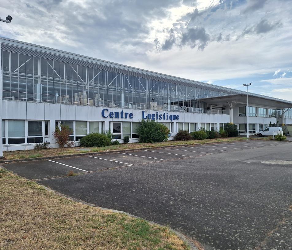 Derrière les quelque 7 700 références du magasin, un défi très concret : inventorier les stocks et préparer le passage de relais tout en continuant à répondre aux besoins des sites. (Photo DGAC Toulouse) 