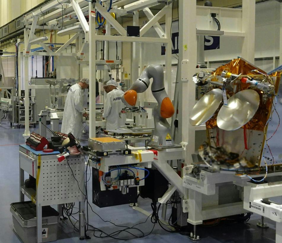 Le contrat, signé fin 2025, porte sur l’assemblage, l’intégration et les tests des satellites OneWeb, avec une montée en cadence industrielle sur la ligne d’intégration située à Toulouse. (Photo Segula Technologies)