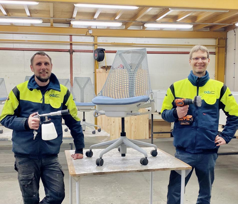 "Notre atelier d’Albi est un laboratoire capitalisant sur l'expertise accumulée depuis 10 ans, pour industrialiser nos process, tout en maintenant le niveau de qualité qui fait notre réputation sur le marché", explique le fondateur (à droite), Christophe Cote. (Photo Adopte un bureau).