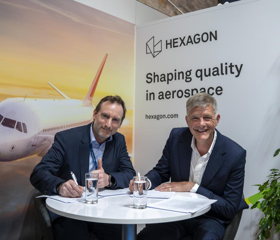 Didier Perrigault, general expenses procurement director chez Thales et Stephen Chadwick, président EMEA de la division manufacturing intelligence d'Hexagon au SIAE 2025. (Photo Thalès)
