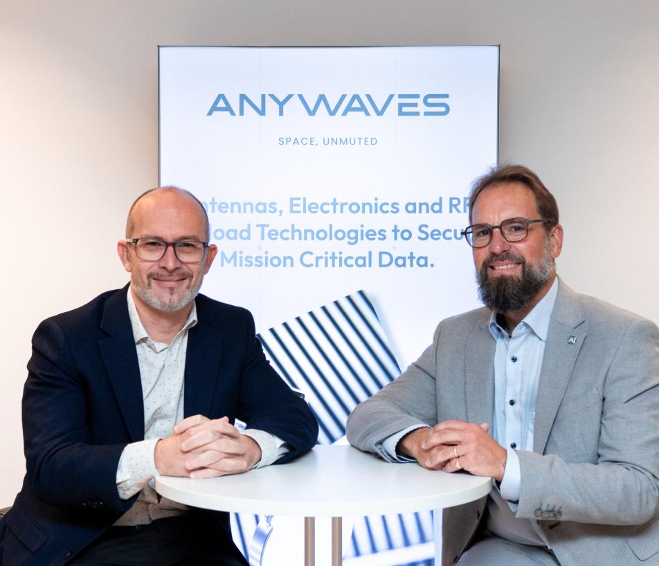 Nicolas Capet, fondateur d'Anywaves et Marc Serres, ancien dirigeant de la Luxembourg Space Agency. (Photo Anywaves)