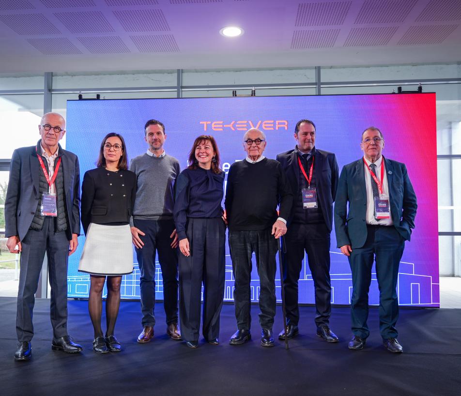 Autour de la pré-inauguration du futur site industriel de Tekever à Cahors, les représentants de l’entreprise, des collectivités locales et de la région Occitanie réunis pour marquer une étape clé du déploiement industriel du groupe, appelé à produire ses premiers drones sur le site avant l’été 2026. (Photo Tekever)