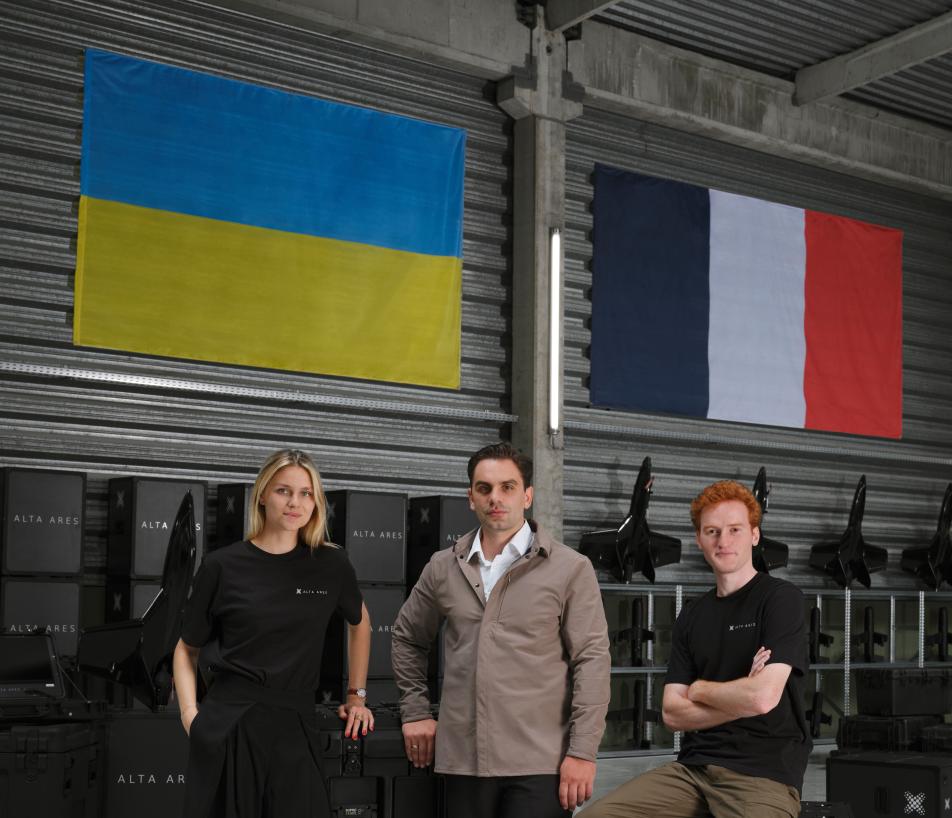 De gauche à droite : Victoire Solly, directrice de cabinet du directeur général d’Alta Ares, Hadrien Canter, directeur général et cofondateur d’Alta Ares, et Stanislas Walch, directeur des opérations d’Alta Ares. (Photo Alta Ares)